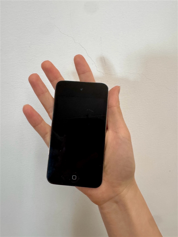 微信员工晒微信开发第一个版本的测试机：经典神机iPod touch 4