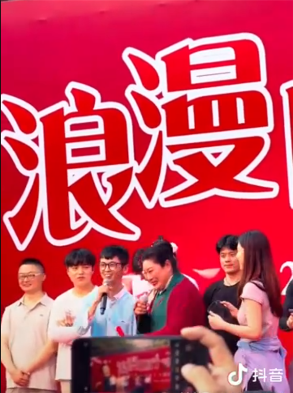 王婆说媒现场：90后小伙自报“长鑫存储”，台下尖叫不断