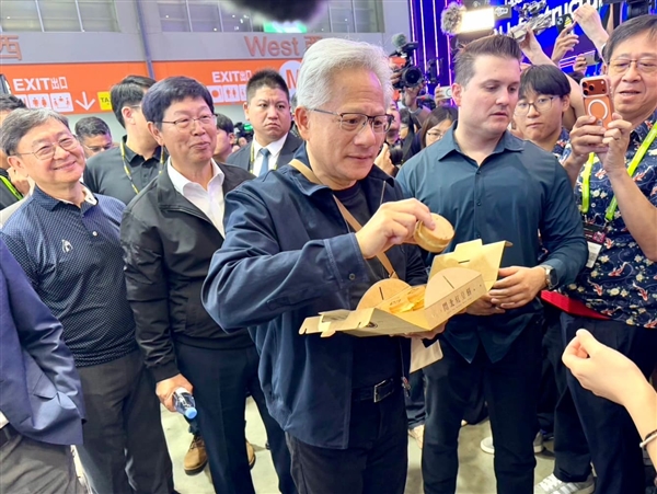 黄仁勋逛台北电脑展吃红豆饼，现场白赚一台价值30万元的车