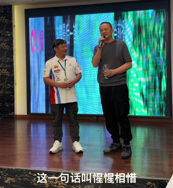 李亚鹏意大利现身助阵张雪机车，首次见面惺惺相惜