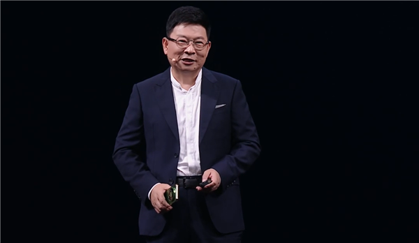 华为Mate90 Pro Max典藏版相机套装19499元 余承东：全栈自研，超越单反