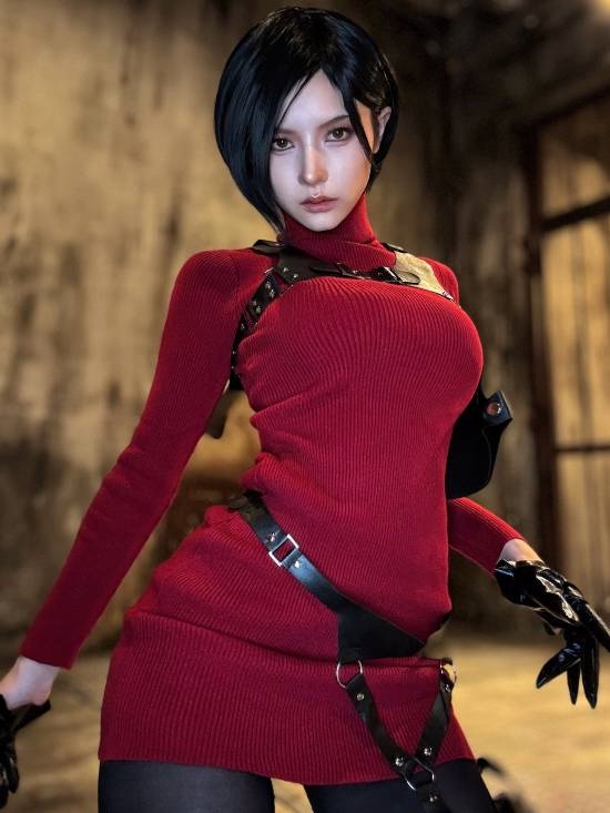 《寂静岭f》女主深水雏子Cosplay:裙摆破损,手持水管,氛围诡异