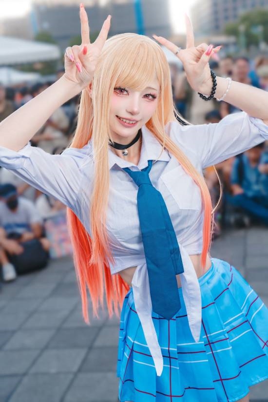 《寂静岭f》女主深水雏子Cosplay:裙摆破损,手持水管,氛围诡异