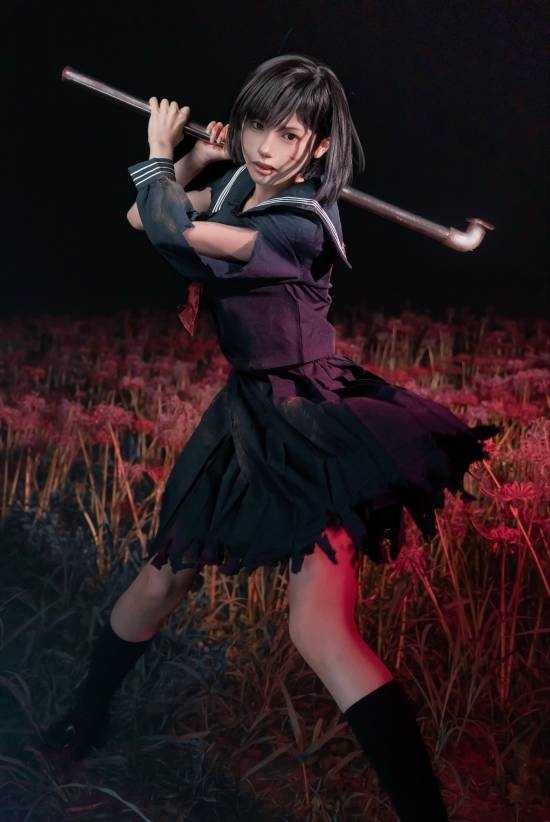 《寂静岭f》女主深水雏子Cosplay:裙摆破损,手持水管,氛围诡异