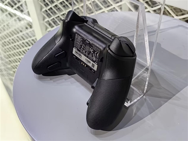 ROG雷切2 XBOX无线手柄正式发布：全新微动按键+TMR摇杆、要价999元