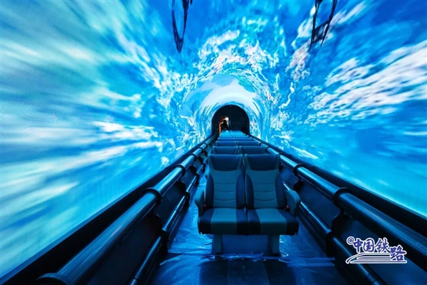 “津旅时光号”列车首次载客 车厢科幻感十足：上车像穿越