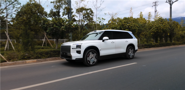 售价不到十分之一：极氪这台“库里南”味正吗