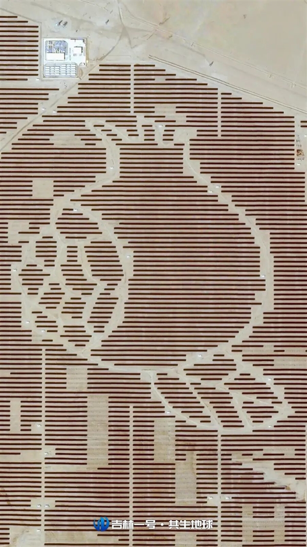 从太空俯瞰沙漠里的光伏阵列：宏伟的艺术画卷