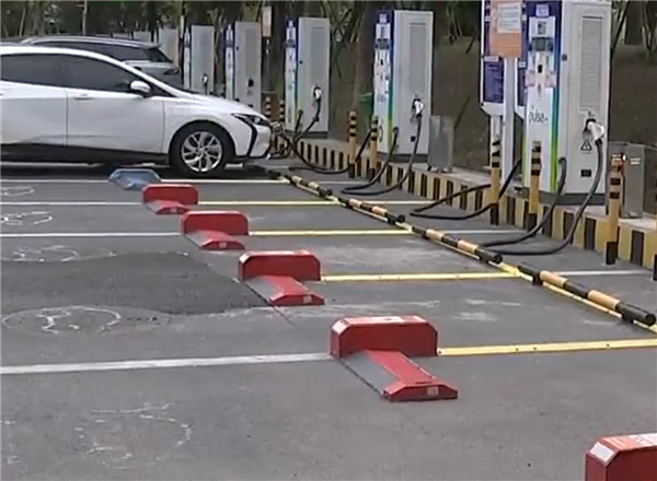 Electric car parked in charging bay without charging results in an 80 yuan occupancy fee! Netizens discuss heatedly.