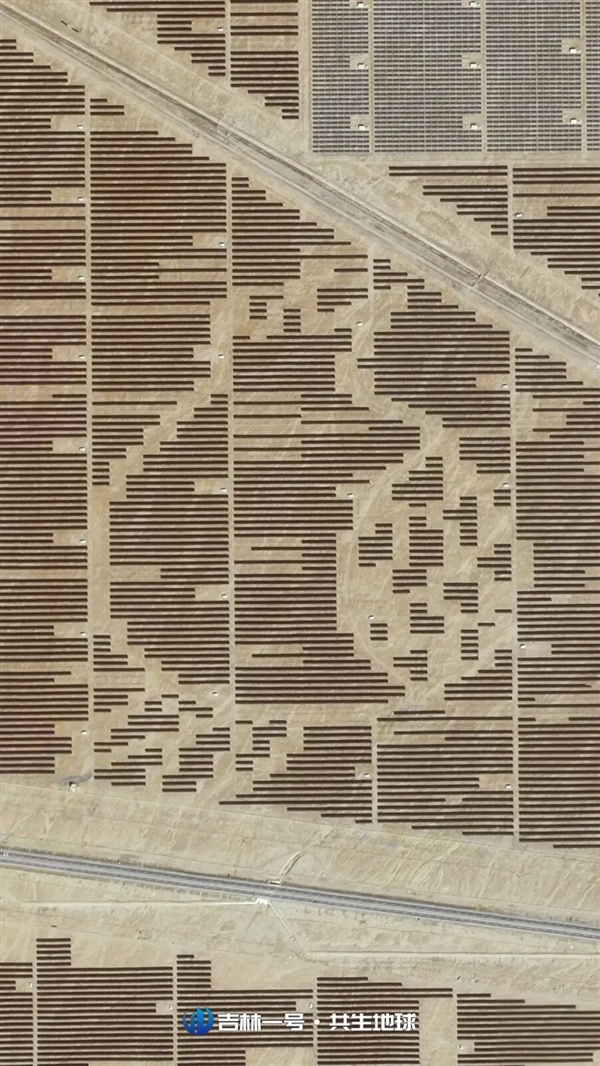 从太空俯瞰沙漠里的光伏阵列：宏伟的艺术画卷