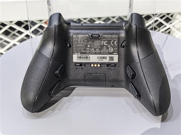 ROG雷切2 XBOX无线手柄正式发布：全新微动按键+TMR摇杆、要价999元
