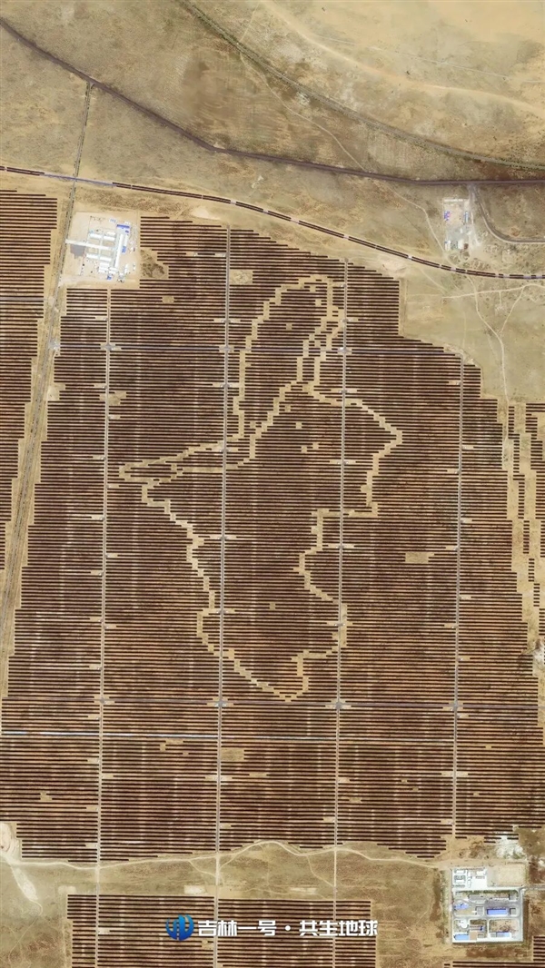 从太空俯瞰沙漠里的光伏阵列：宏伟的艺术画卷