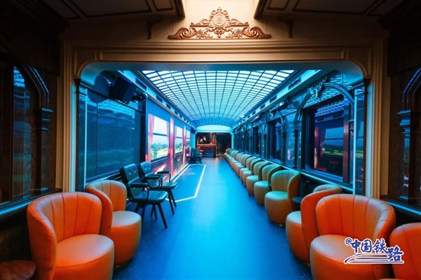 “津旅时光号”列车首次载客 车厢科幻感十足：上车像穿越
