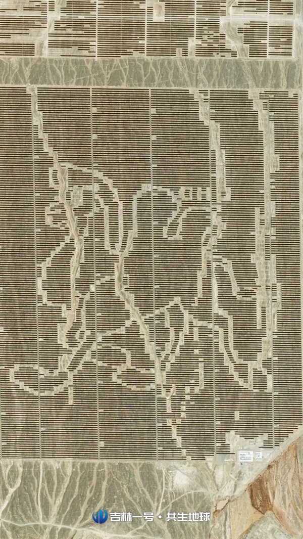 从太空俯瞰沙漠里的光伏阵列：宏伟的艺术画卷