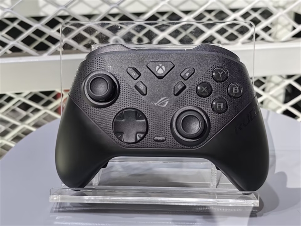 ROG雷切2 XBOX无线手柄正式发布：全新微动按键+TMR摇杆、要价999元