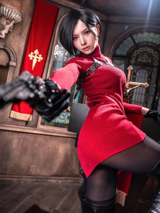 《寂静岭f》女主深水雏子Cosplay:裙摆破损,手持水管,氛围诡异