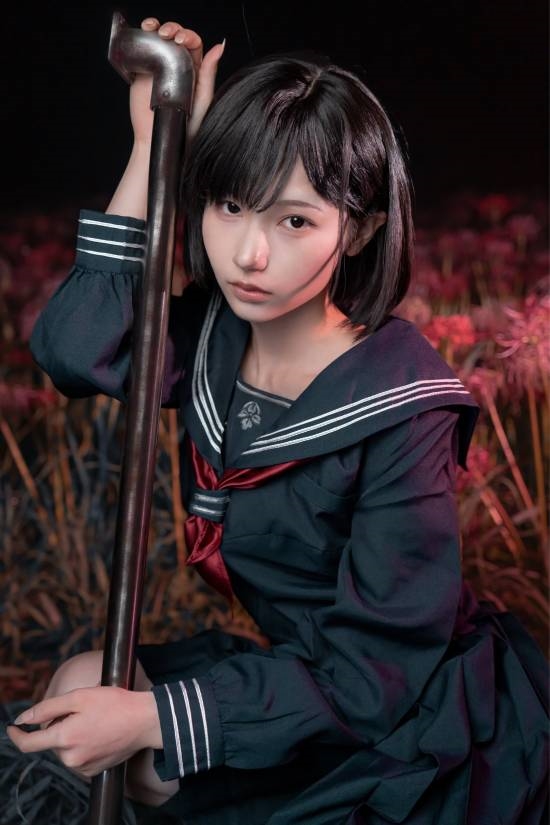 《寂静岭f》女主深水雏子Cosplay:裙摆破损,手持水管,氛围诡异