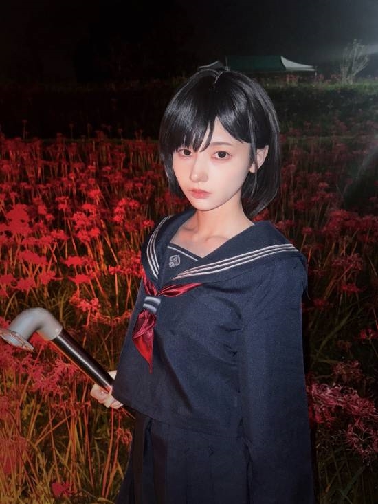 《寂静岭f》女主深水雏子Cosplay:裙摆破损,手持水管,氛围诡异