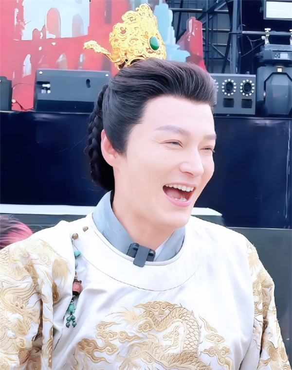 National Day Holiday Sees Multiple Veteran Actors 'Back on Duty' at Tourist Attractions: 'A Chinese Odyssey' Tang Monk， Kumārajīva， and Others Recreate Classic Roles