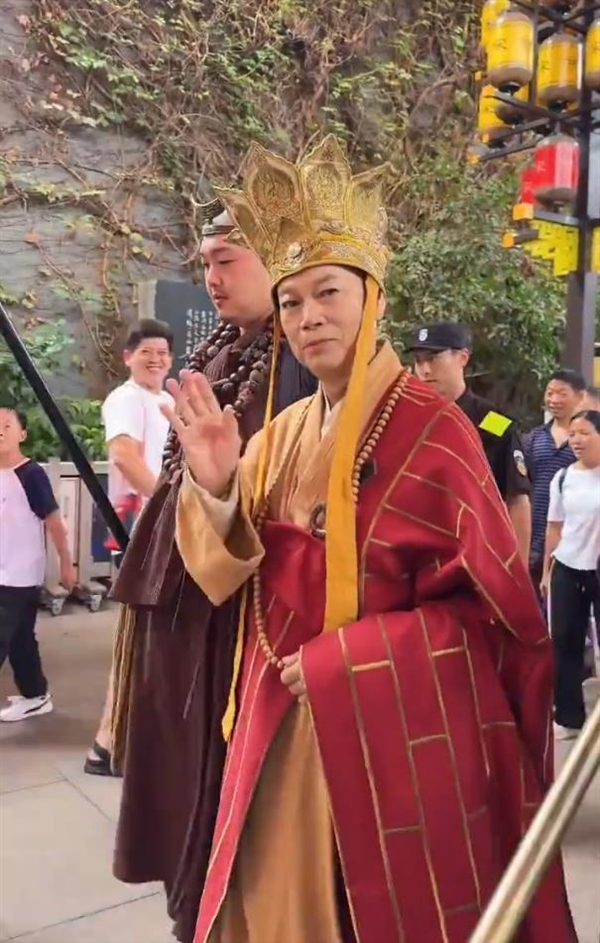 National Day Holiday Sees Multiple Veteran Actors 'Back on Duty' at Tourist Attractions: 'A Chinese Odyssey' Tang Monk， Kumārajīva， and Others Recreate Classic Roles