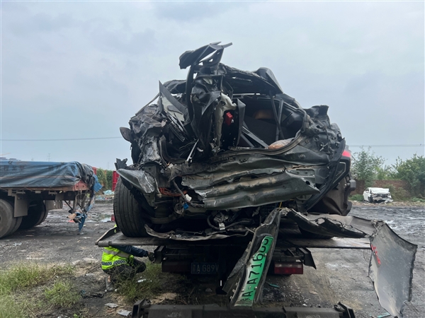Zeekr 001 Totaled After Truck Collision， All Occupants Safe! Owner Orders Another 001