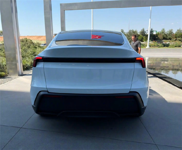 Extremely Rare! Budget Tesla Model Y Rear Cup Holder Real Shot Netizens: Truly the Lowest of the Low
