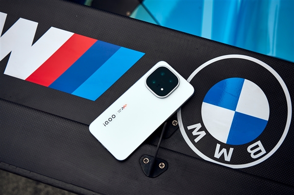 iQOO 15 Launch: Featuring World's First 2K Samsung 'Everest' Display， Starting at 4199 RMB