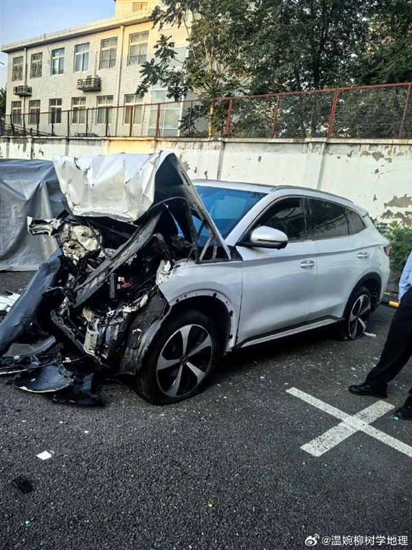 Family member of accident victim speaks out: Husband suffers multiple fractures， uncertain about future. Chen Zhen responds.