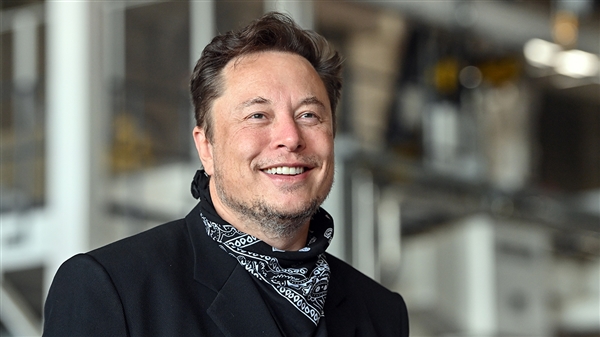 Musk's Bold Move: Investing in AI， Poaching Talent