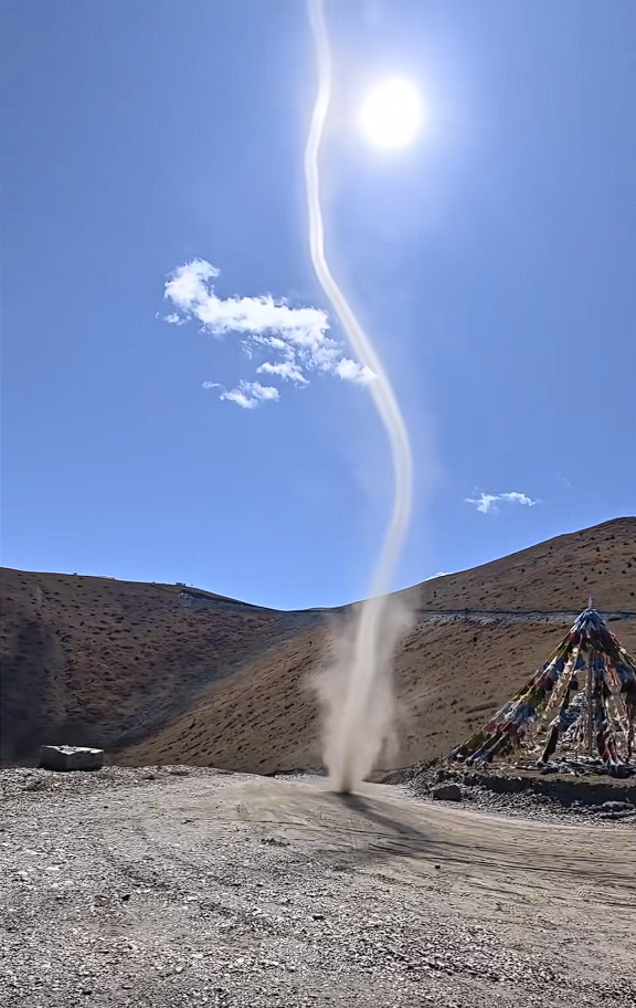 小小的也很可爱 网友拍下龙卷风“幼崽” ：宛若小蛇腾空