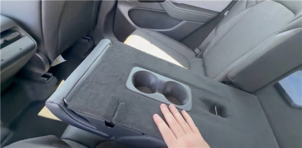 Extremely Rare! Budget Tesla Model Y Rear Cup Holder Real Shot Netizens: Truly the Lowest of the Low