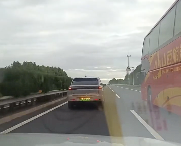 高速上SUV长时间和大巴并行致拥堵 后车闪远光无济于事