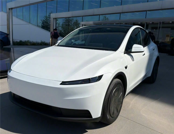 Extremely Rare! Budget Tesla Model Y Rear Cup Holder Real Shot Netizens: Truly the Lowest of the Low