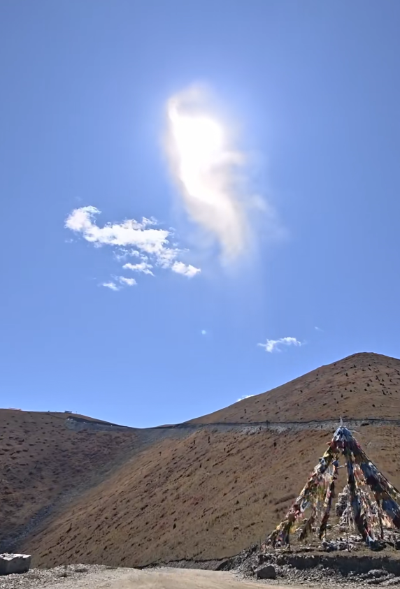 小小的也很可爱 网友拍下龙卷风“幼崽” ：宛若小蛇腾空