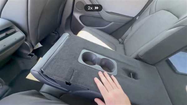 Extremely Rare! Budget Tesla Model Y Rear Cup Holder Real Shot Netizens: Truly the Lowest of the Low