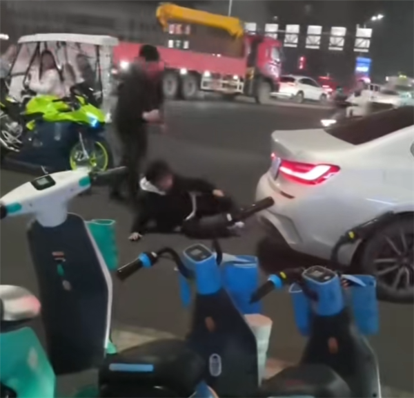 Zhangxue Motorcycle Rider Claims Being Cut Off and Assaulted by BMW Driver， Founder Zhang Xue Speaks Out: No Settlement Accepted