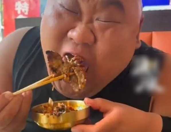 Mukbang Influencer with Millions of Followers Undergoes Gastric Surgery for 350 Jin Weight， Citing Health Concerns