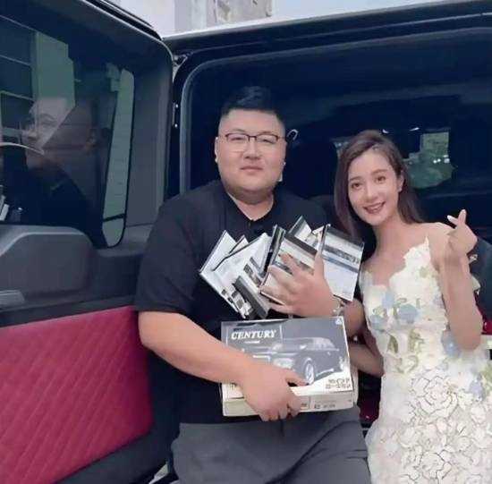 Internet celebrity 'Hou Ge Shuo Che' announces divorce， once praised as 'internet celebrity divine couple'