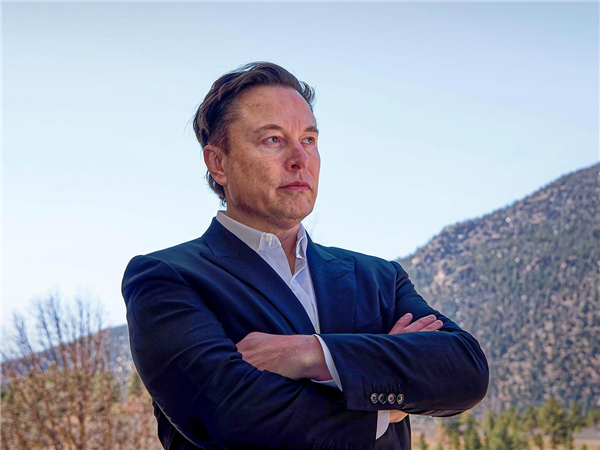 Musk's Bold Move: Investing in AI， Poaching Talent