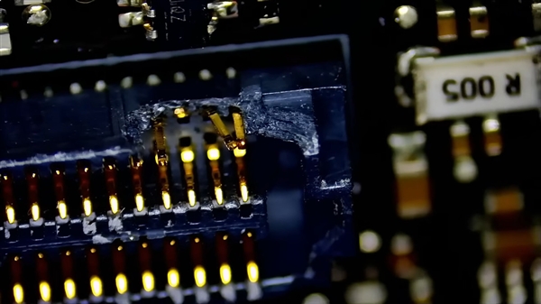 Severe Warning! RTX 5090 FE Internal Connectors Are Extremely Fragile， Damaged Ones Are Unrepairable