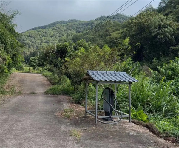 NIO Owner Builds a Charging Pile in a Mountain Gully， Shares it for Free! Netizens: A True New Era Cyber Land Temple