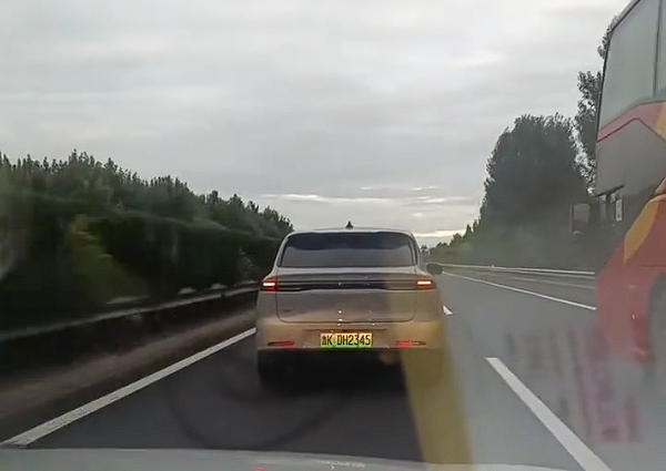 高速上SUV长时间和大巴并行致拥堵 后车闪远光无济于事