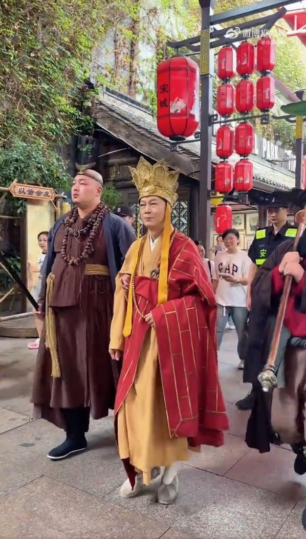 National Day Holiday Sees Multiple Veteran Actors 'Back on Duty' at Tourist Attractions: 'A Chinese Odyssey' Tang Monk， Kumārajīva， and Others Recreate Classic Roles