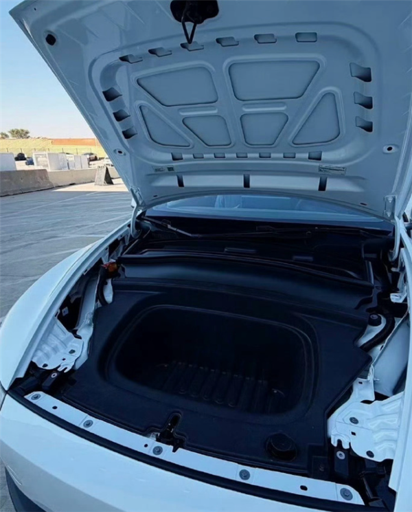 Extremely Rare! Budget Tesla Model Y Rear Cup Holder Real Shot Netizens: Truly the Lowest of the Low