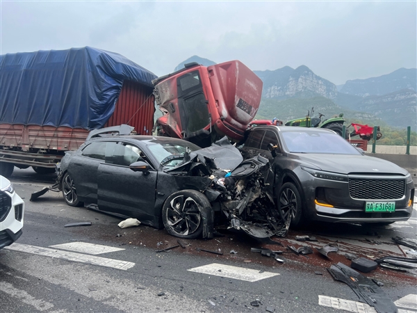 Zeekr 001 Totaled After Truck Collision， All Occupants Safe! Owner Orders Another 001