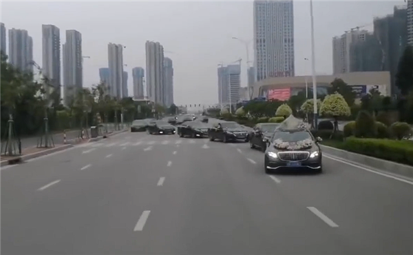 Convoy of Over a Dozen Wedding Cars Obstinstructs Road in Serpentine Maneuver; Police Summon All Drivers