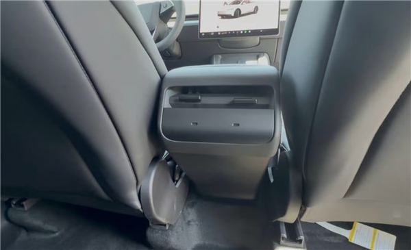 Extremely Rare! Budget Tesla Model Y Rear Cup Holder Real Shot Netizens: Truly the Lowest of the Low