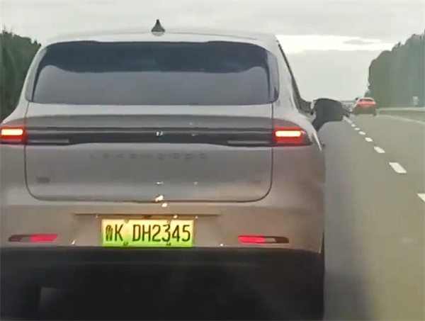高速上SUV长时间和大巴并行致拥堵 后车闪远光无济于事