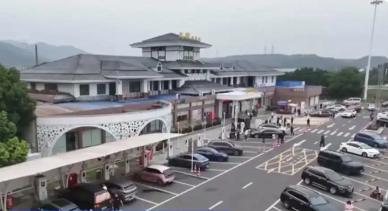 Multiple highway service areas respond to queueing for EV charging: reducing conflicts