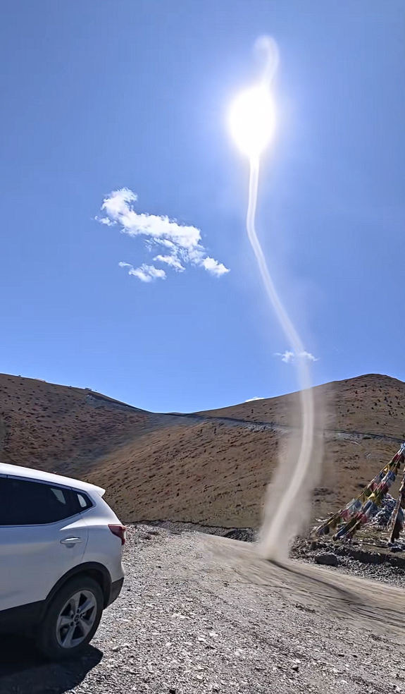 小小的也很可爱 网友拍下龙卷风“幼崽” ：宛若小蛇腾空